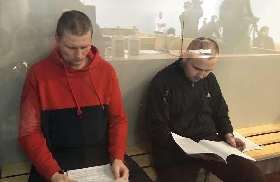 Окупанти Олександр Бобикін та Олександр Іванов ознайомлюються з вироком.