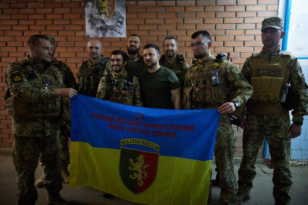 Зеленський під час псілкування із захисниками України з Королівської бригади.