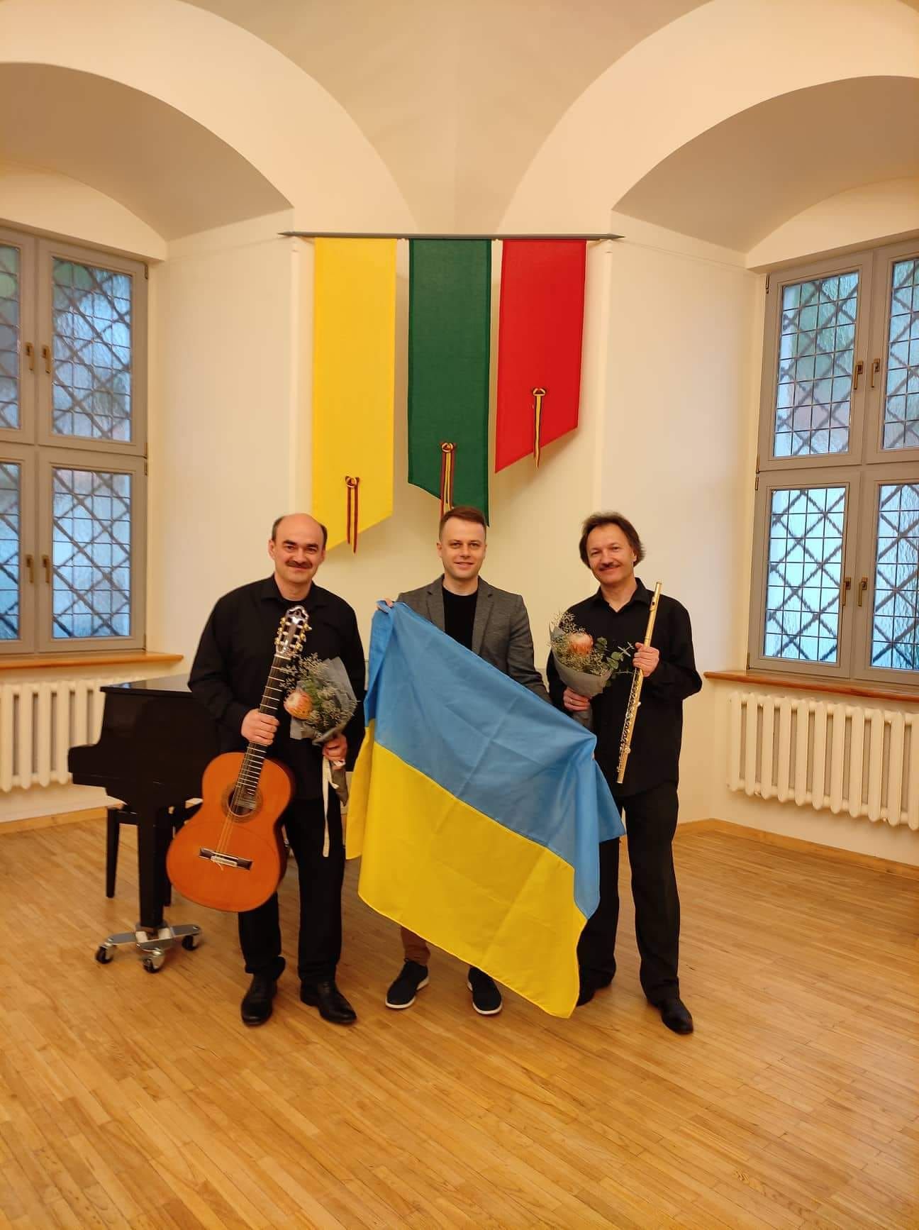 Андрій Остапенко, Мантас Макріцкас і Юрій Шутко після концерту  в місті Біржай.