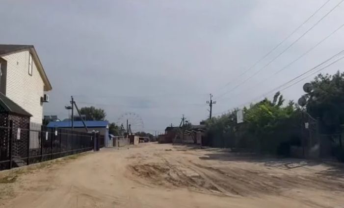 В окупованій Кирилівці безлюдно: пусті пляжі та закриті бази, відео