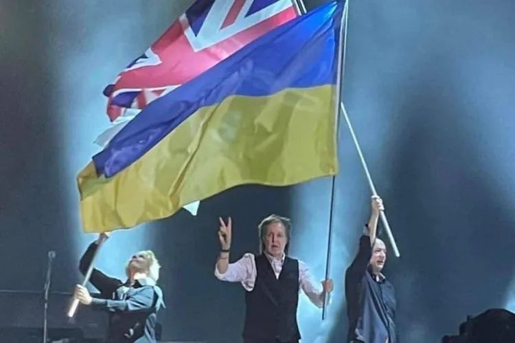 Пол Маккартні вийшов на сцену в Бостоні з  прапором України