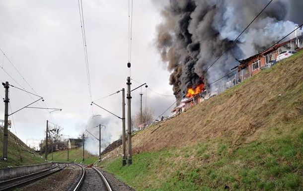 У Покровську росіяни вгатили по залізниці: знищено вагон із гумдопомогою
