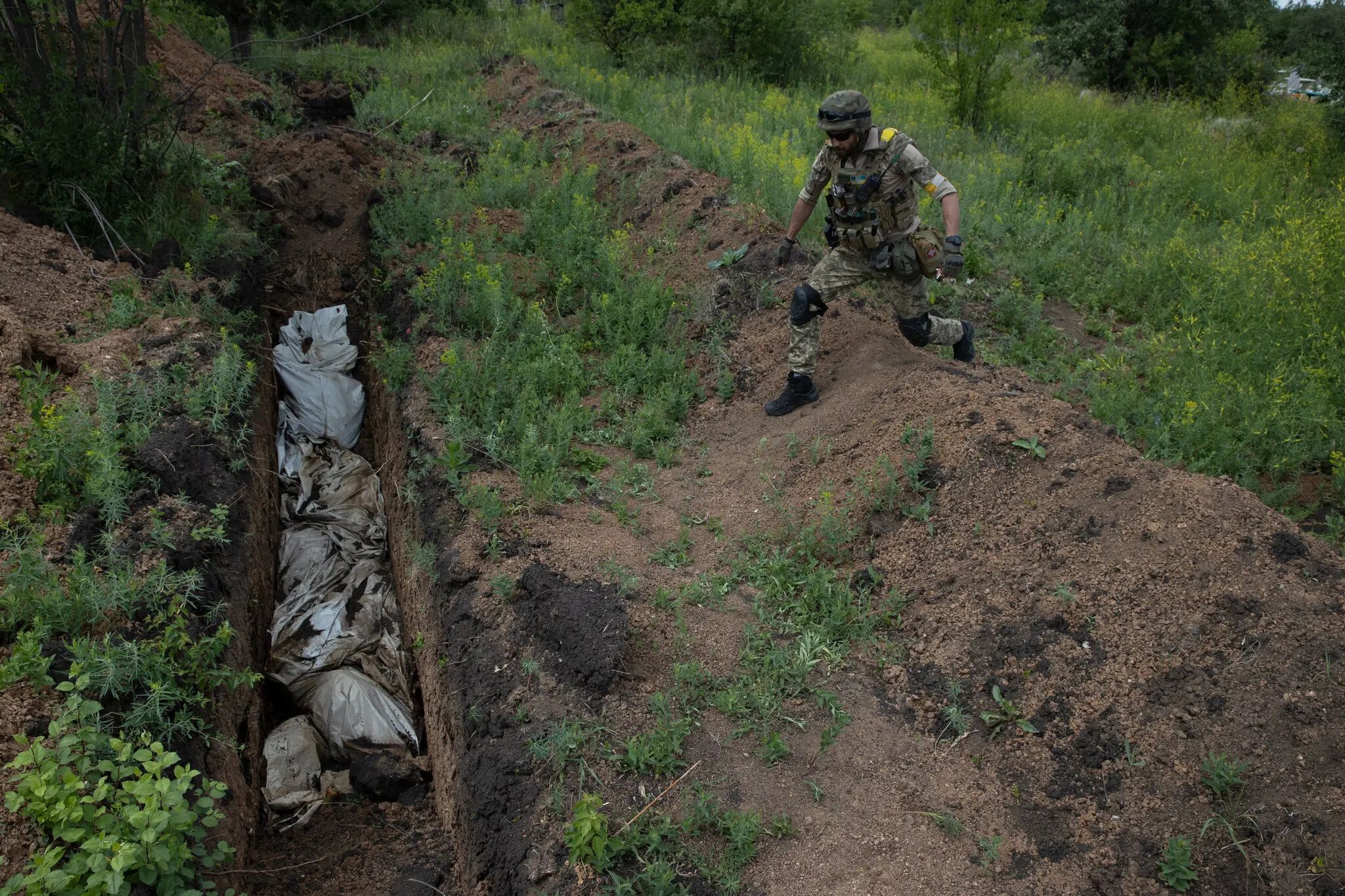 Масове поховання загиблих цивільних облаштовано на околицях Лисичанська – NYT