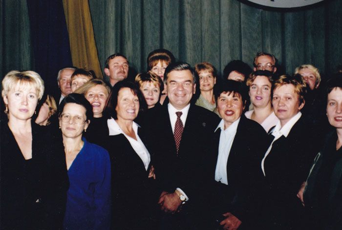 Василь Кремень (у центрі) з делегатами II з’їзду освітян.