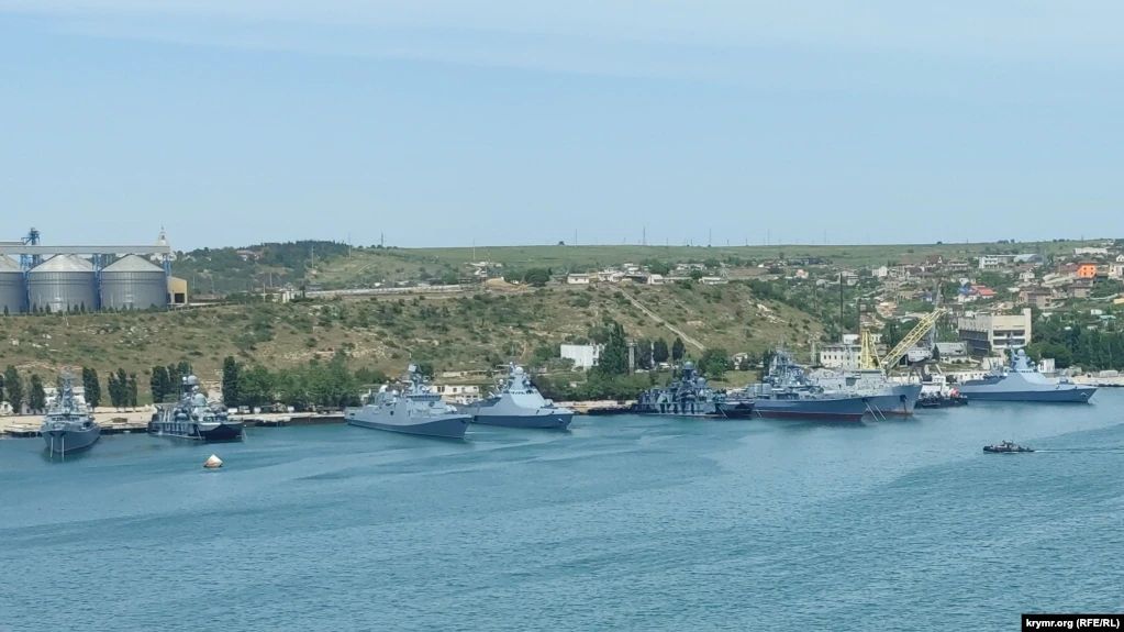 У Чорному морі російські кораблі чекають слушної нагоди для атаки.