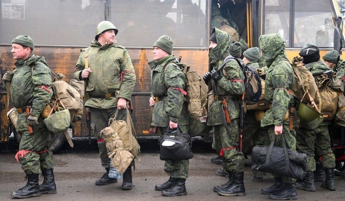 На Луганщині окупанти виманюють чоловіків на вулицю для мобілізації