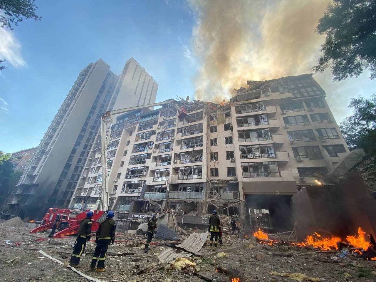Одна ракета влучила у дев’ятиповерхівку в Шевченківському районі Києва.