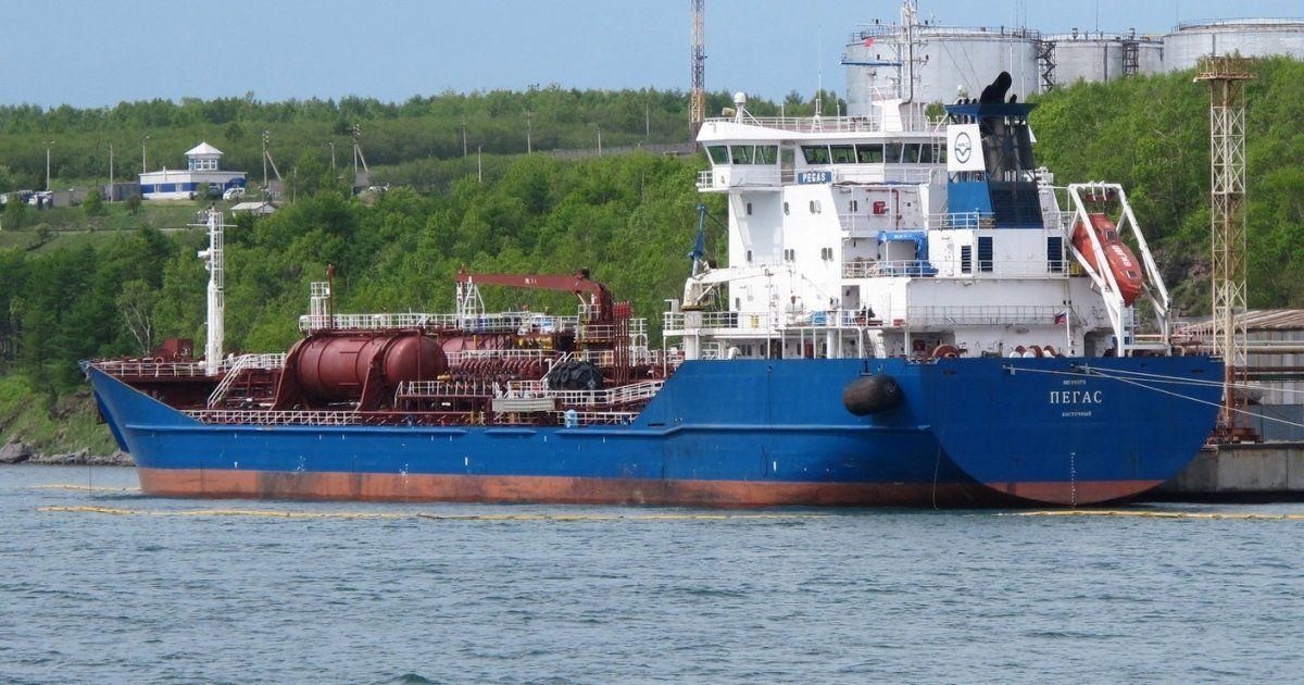 Греція заарештувала нафтовий танкер Росії, згідно з санкціями ЄС. Але греки самі були  не проти заробити на перевезеннях російської нафти.