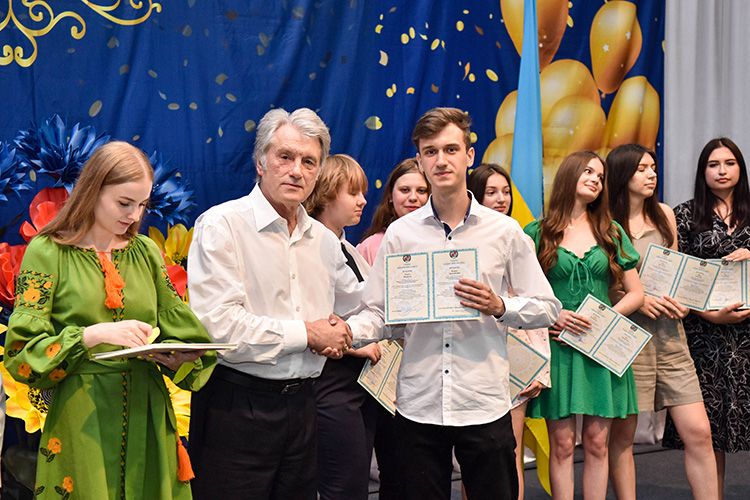 Третій президент Віктор Ющенко вручив 970 бакалаврам Черкаського національного університету дипломи