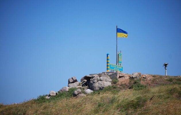 Прапор України на острові Зміїний дратує росіян