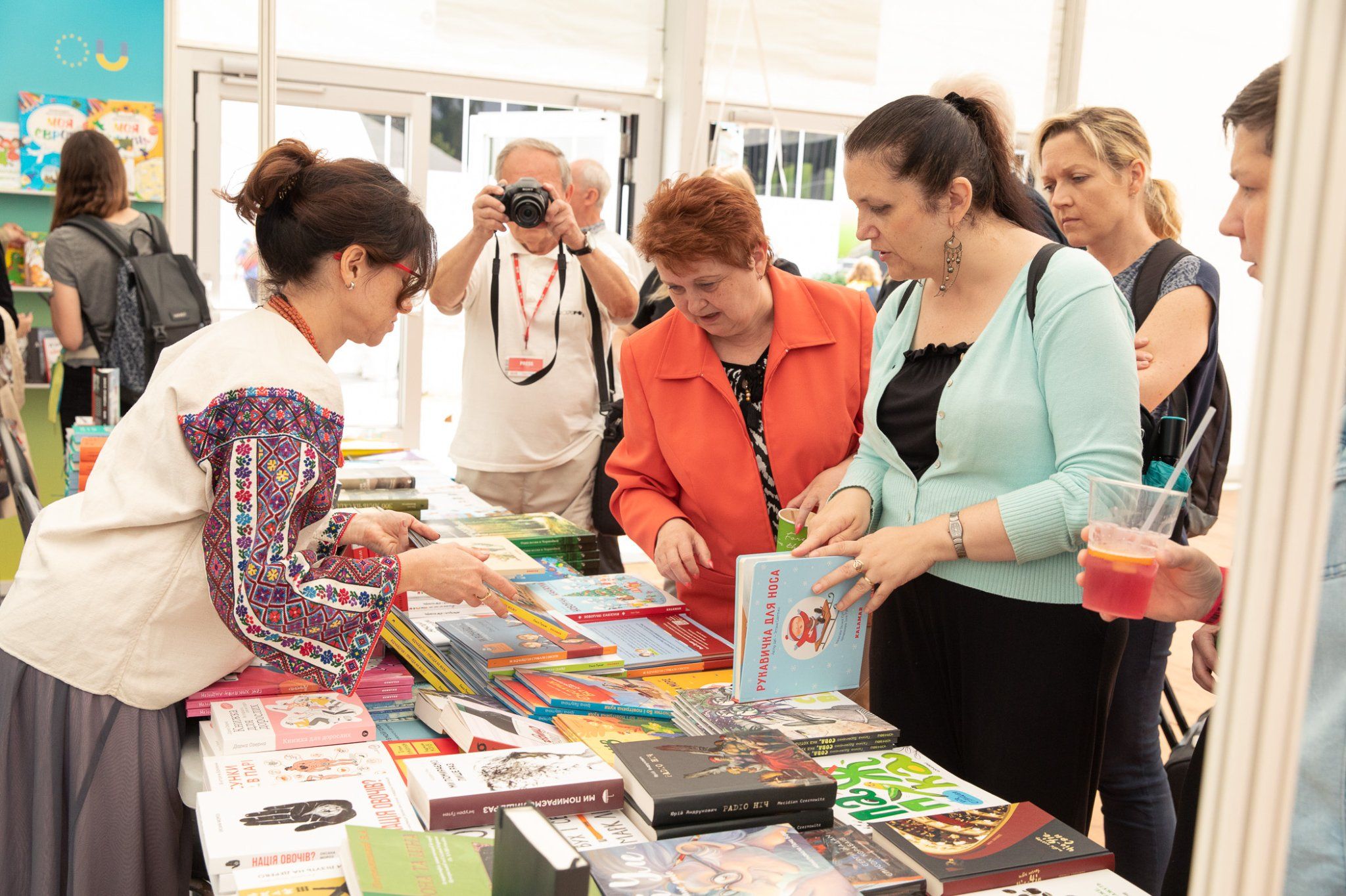 Діячі культури закликають Зеленського підписати закони про захист книжкового ринку