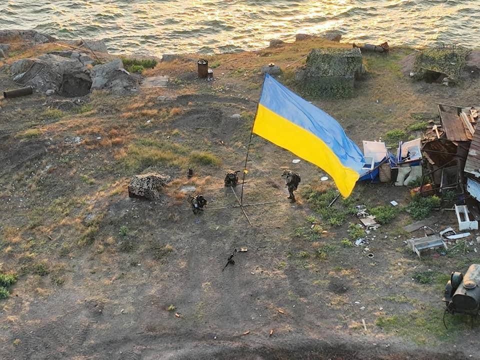 На острові Зміїний бійці ЗСУ встановили прапор України, фото