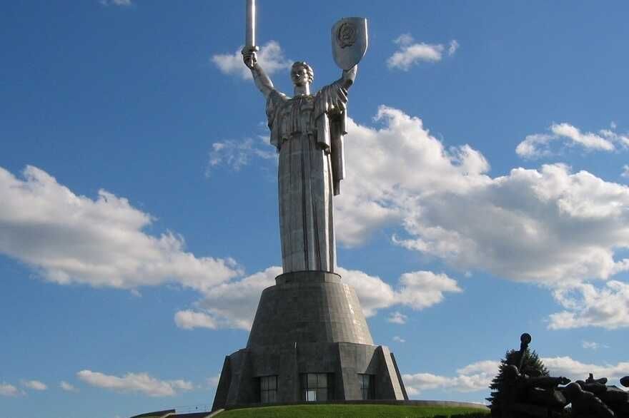 Куди подіти герб із монумента «Батьківщина мати» вирішать громадяни України через застосунок «Дія»
