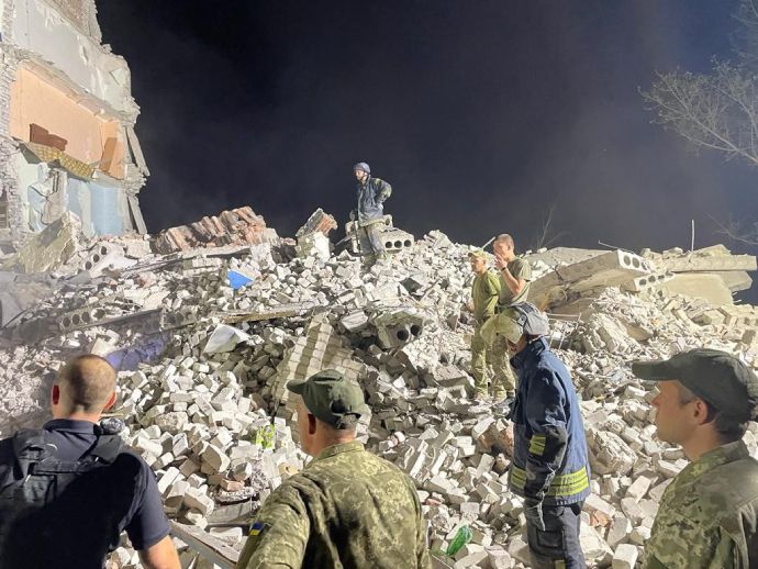Часів Яр на Донеччині: під завалами враженого будинку перебувають десятки людей