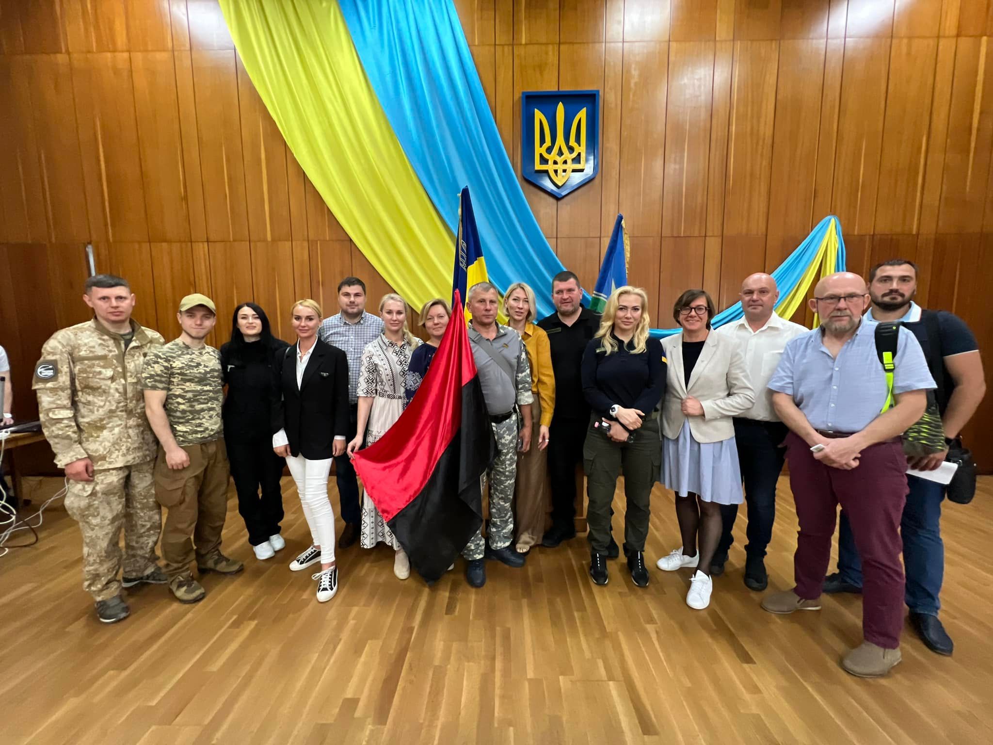 Депутати Ірпінської міської ради під червоно-чорним прапором.
