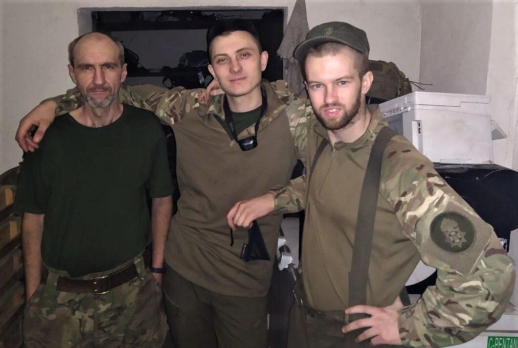 Сергій Кравченко (крайній праворуч) із побратимами.
