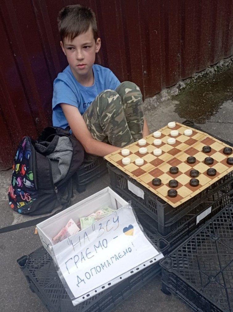 10-річний чемпіон Києва з шашок Андрій Дяченко грає з перехожими і збирає гроші на ЗСУ