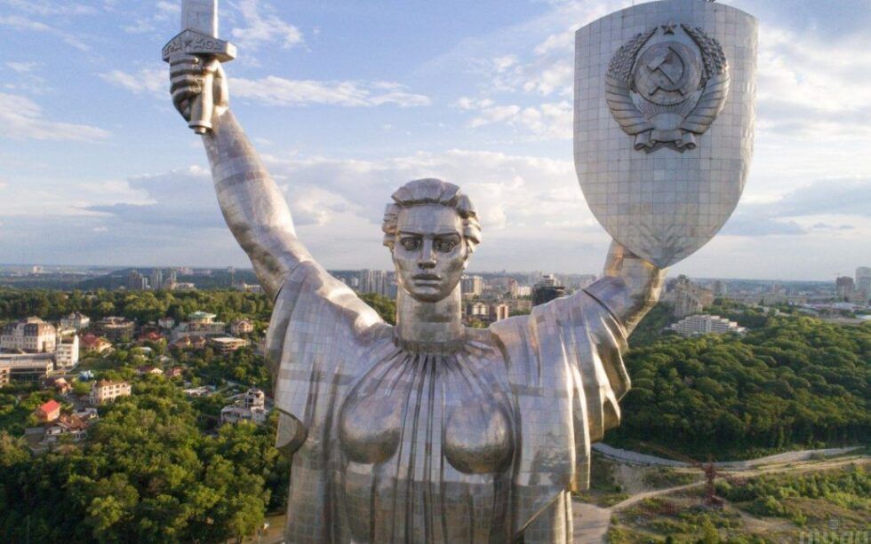 85% українців виявили бажання змінити радянську символіку на монументі на українську