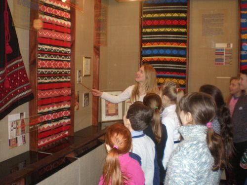 Музей ткацтва на Київщині понівечили та обікрали росіяни