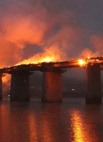 Антонівський міст з колоною техніки рашистів зазнав чергового філігранного удару від ЗСУ