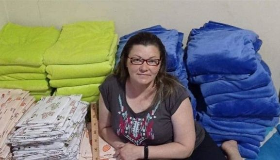 Переселенка Любов Павленко пошила 200 комплектів постільної білизни для ВПО