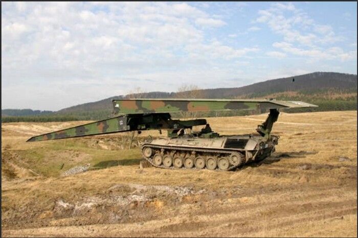 Німеччина обіцяє Україні 16 танків для наведення мостів