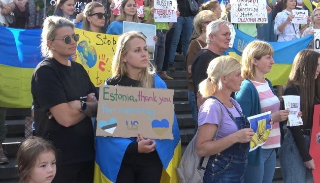 У Таллінні на мітингу українці закликали визнати рф спонсором  тероризму