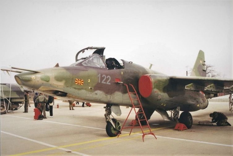 Під час конфлікту в Північній Македонії у 2001 році країна придбала чотири штурмовики Су-25 в України.