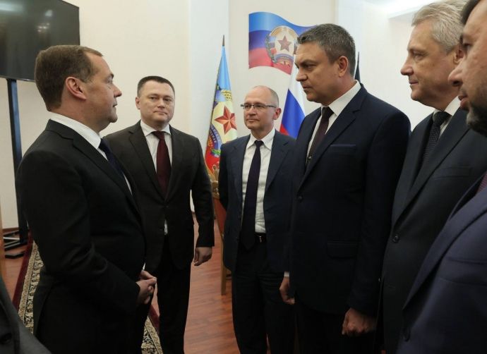 Медведєв та керівники силових структур рф провели нараду в окупованому Луганську
