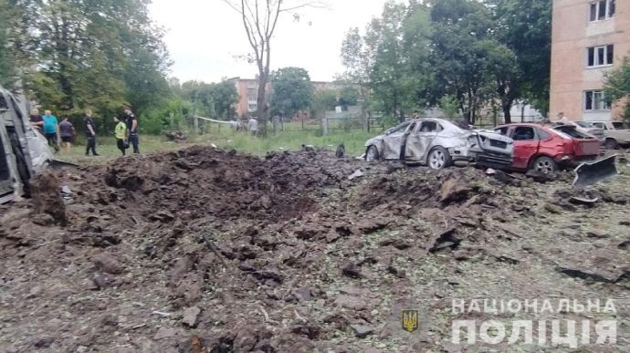 На Харківщини ракета розірвалася поблизу багатоквартирного будинку, знищено 15 автівок