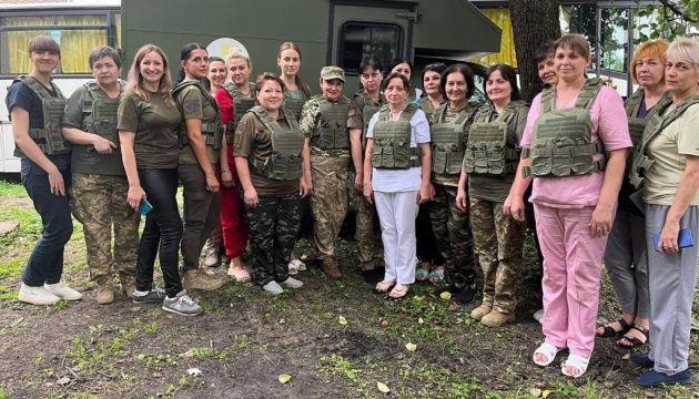 Українські медсестри отримали полегшені жіночі бронежилети для роботи на передовій
