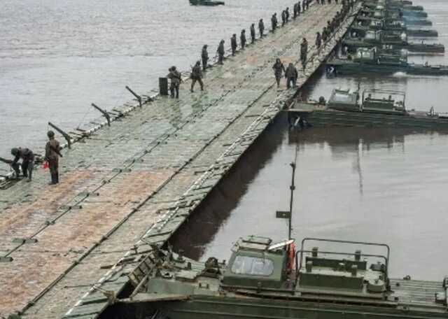 Альтернатива Антонівському мосту: окупанти ліплять переправу з барж