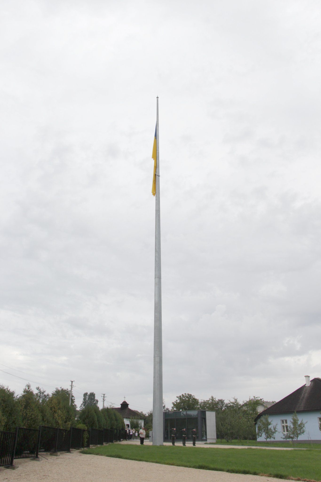 У рідному селі Бандери на Прикарпатті урочисто підняли прапор України