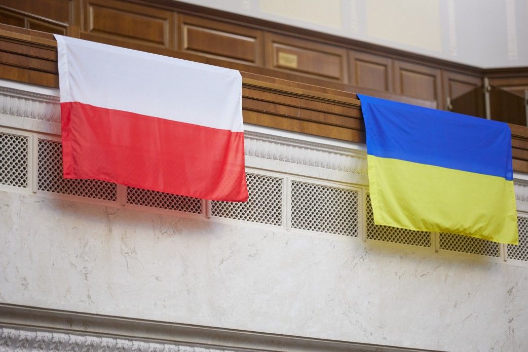 Державні прапори Польщі та України.