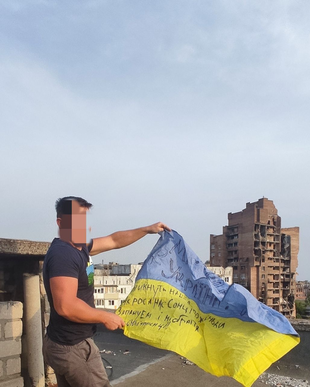 У Маріуполі сміливець розгорнув прапор України на даху багатоповерхівки