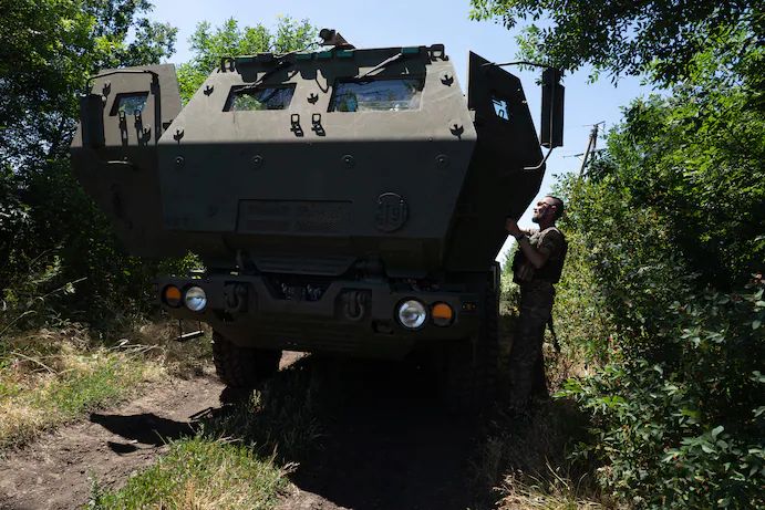 Україна заманює російські ракети дерев’яними HIMARSсами – WP