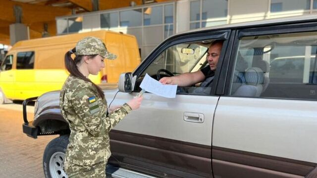 Чоловікам відтермінували виїзд з України за кордон під заставу