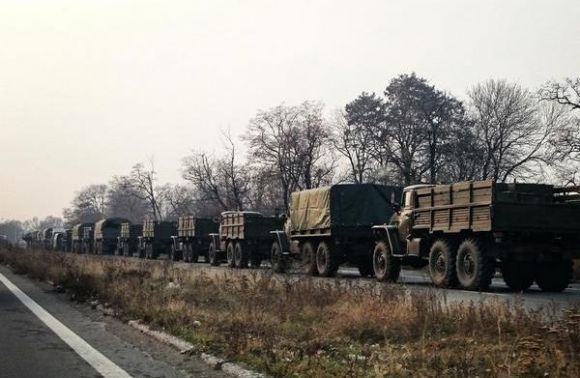 Військові вантажівки росіян у колоні в Криму переважно марки “Урал”.