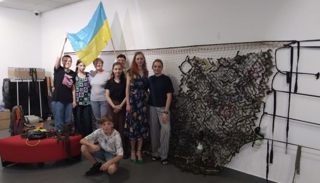 У Польщі сотні волонтерів пів року плетуть маскувальні сітки для ЗСУ