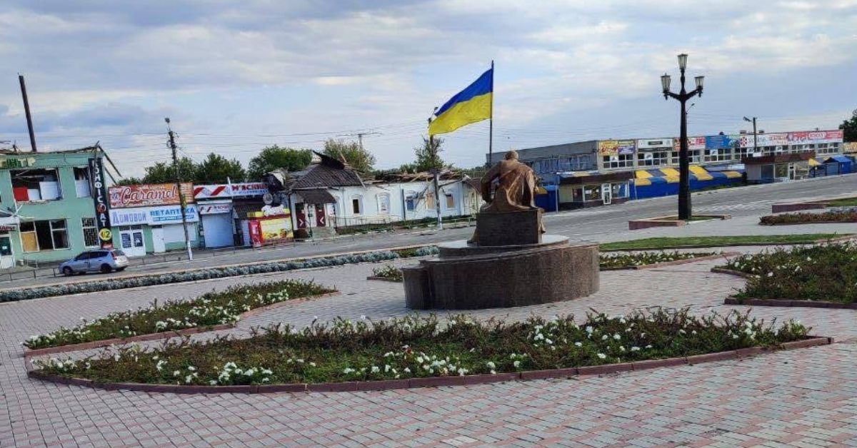 Над звільненим містом Балаклія знову майорить прапор України.
