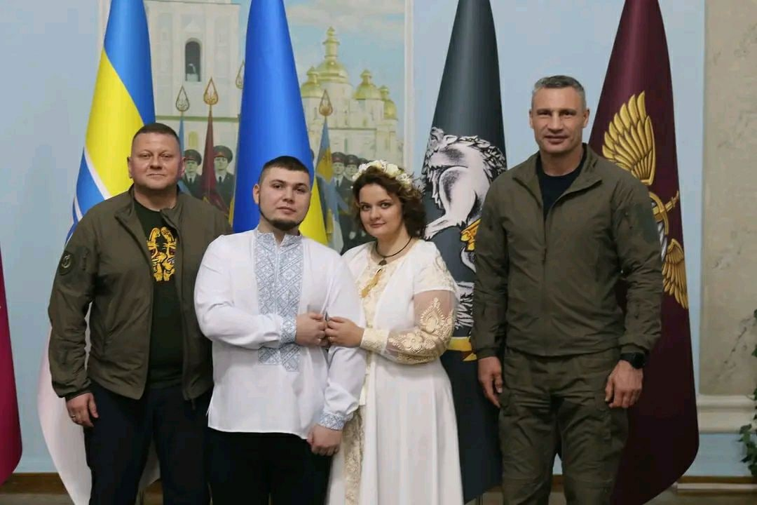 Головнокомандувач Валерій Залужний розписав офіцера-сумчанина Євгена і черкащанку Марійку