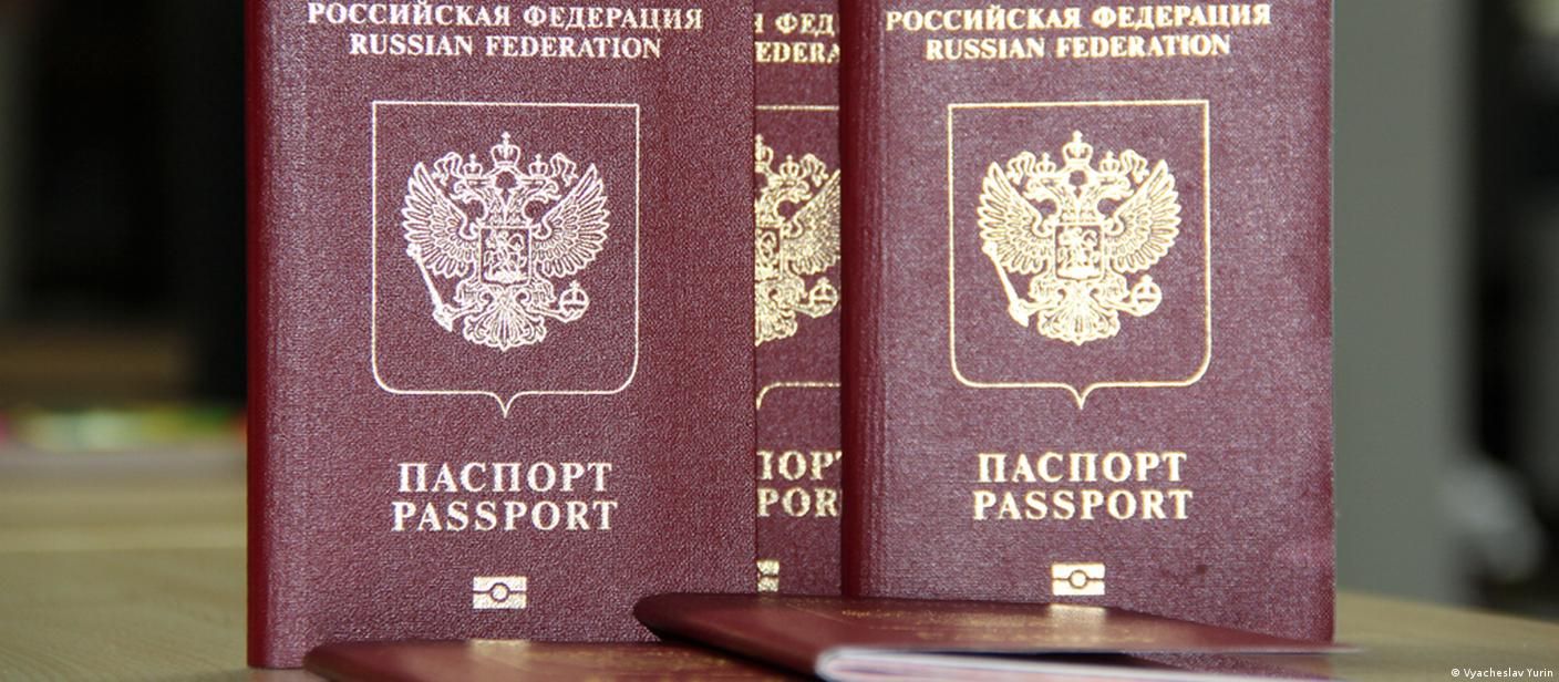 Кабмін схвалив законопроект про покарання держслужбовців за нав'язування паспорта рф