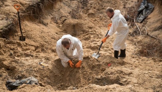 Звірства в Ізюмі: знайдено поховання військових із зв'язаними руками