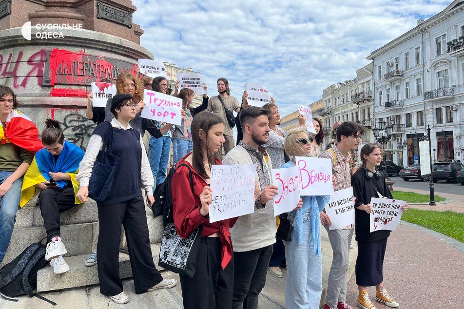 «Катерина = Путін»: в Одесі протестували біля пам'ятника цариці