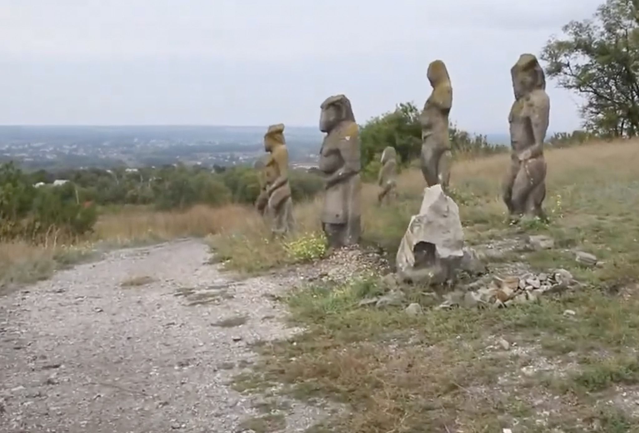 Сакральні скульптури біля Ізюма пошкодили росіяни під час втечі