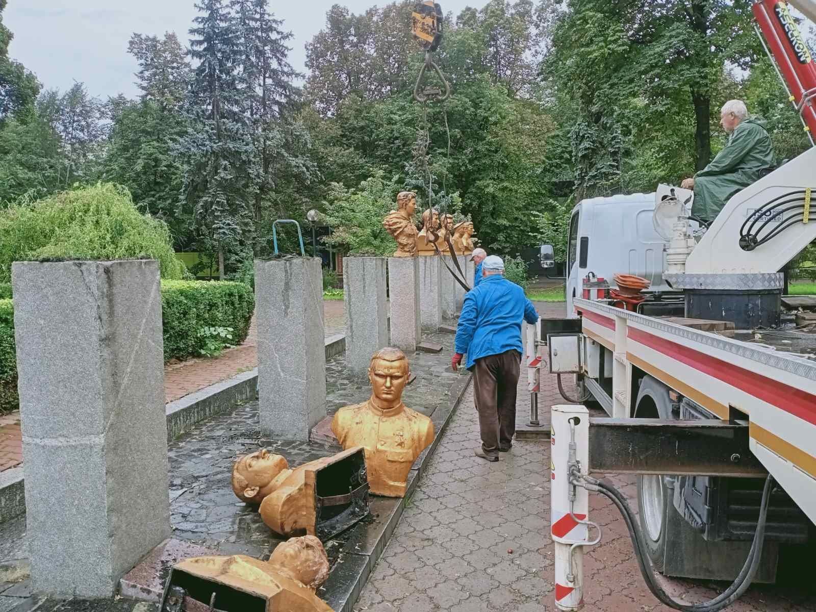 У Борисполі демонтували радянських ідолів з Алеї героїв