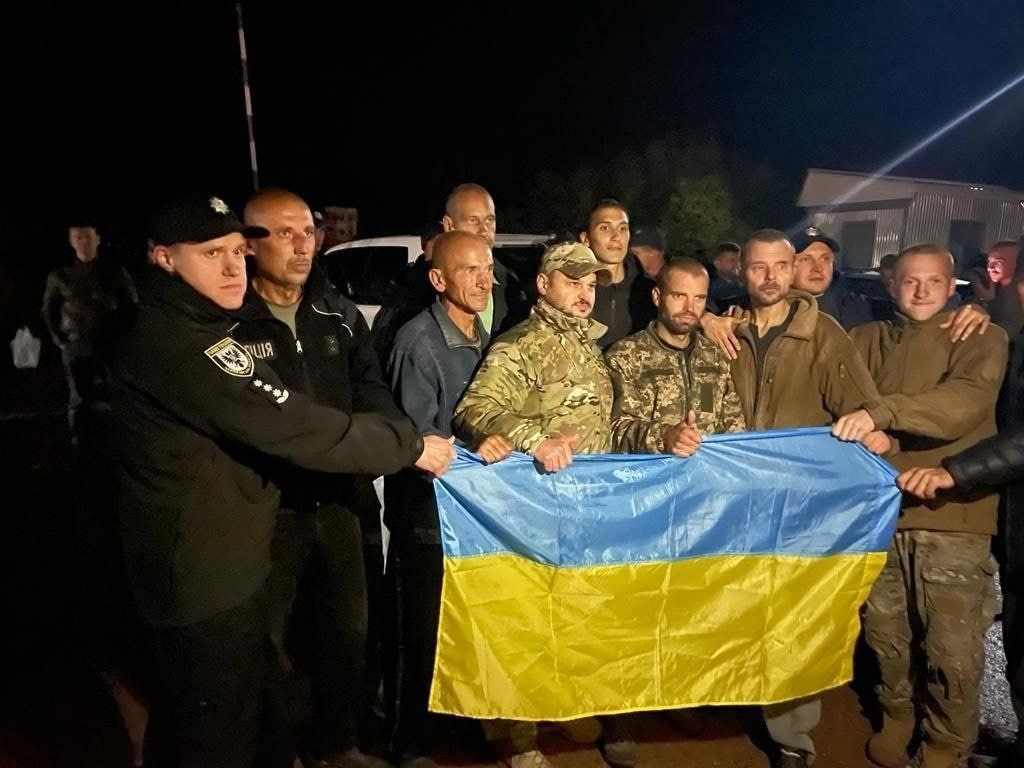 Звільнені з полону українські захисники.