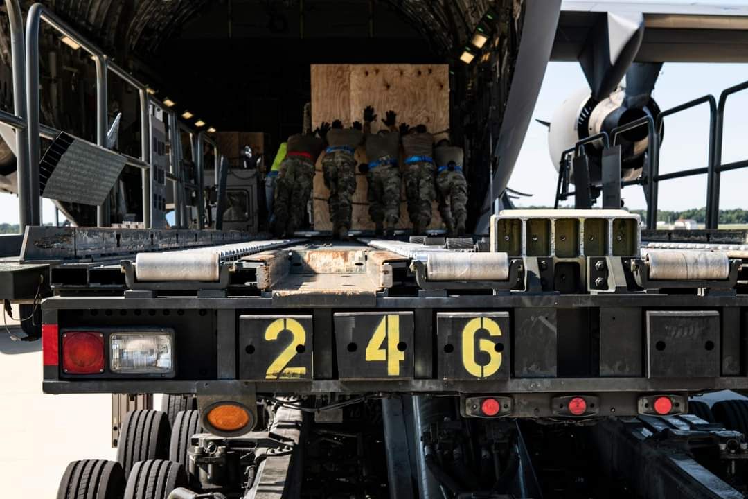 Завантаження у США військового вантажу для України.