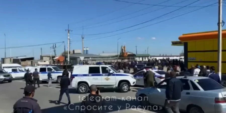 Протестувальники проти мобілізації і поліція у селі Ендірей у Хасавюртівському районі Дагестану