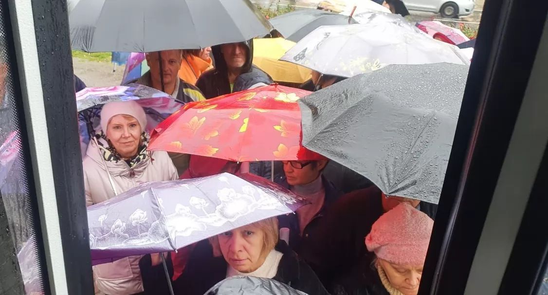 Голосування в Луганську проводилося в автобусі під дощем.
